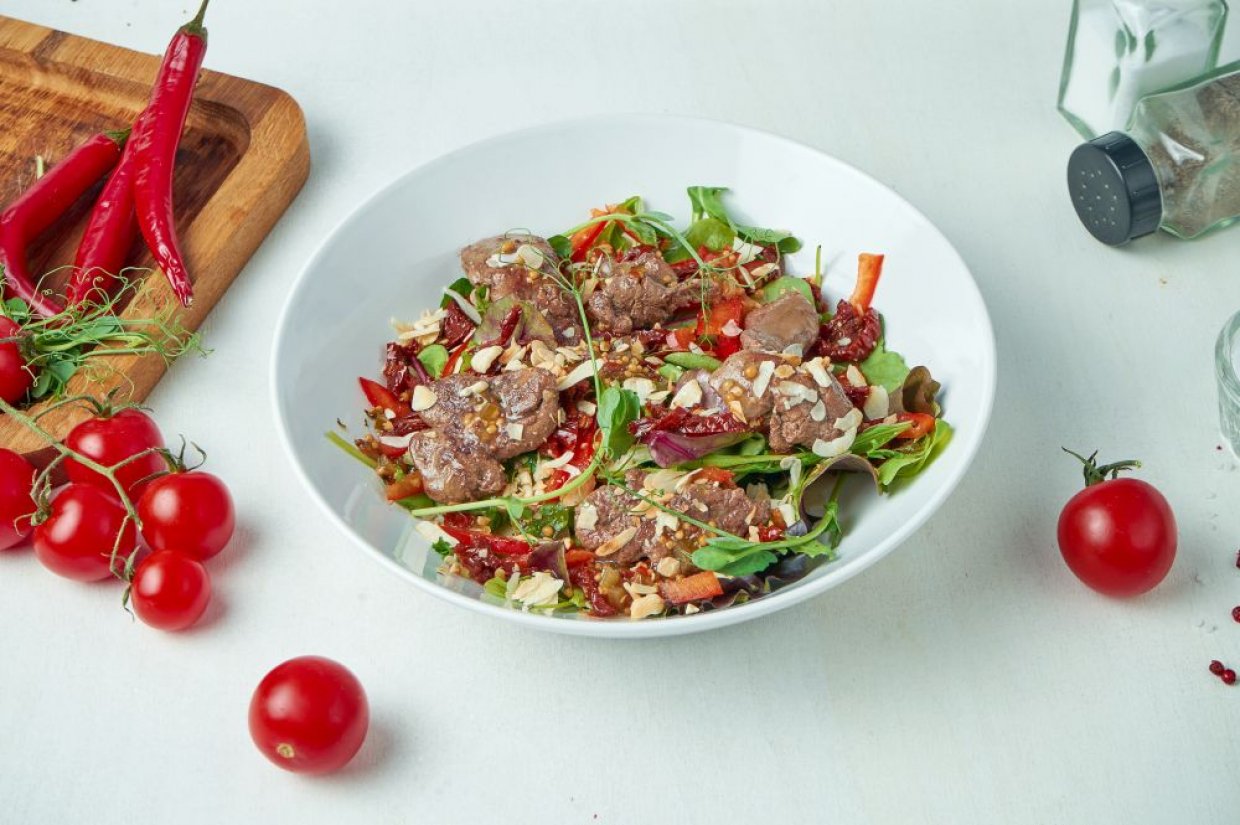 Пикантный салат с куриной печенью и вялеными томатами Пикантный салат с куриной печенью и вялеными томатами