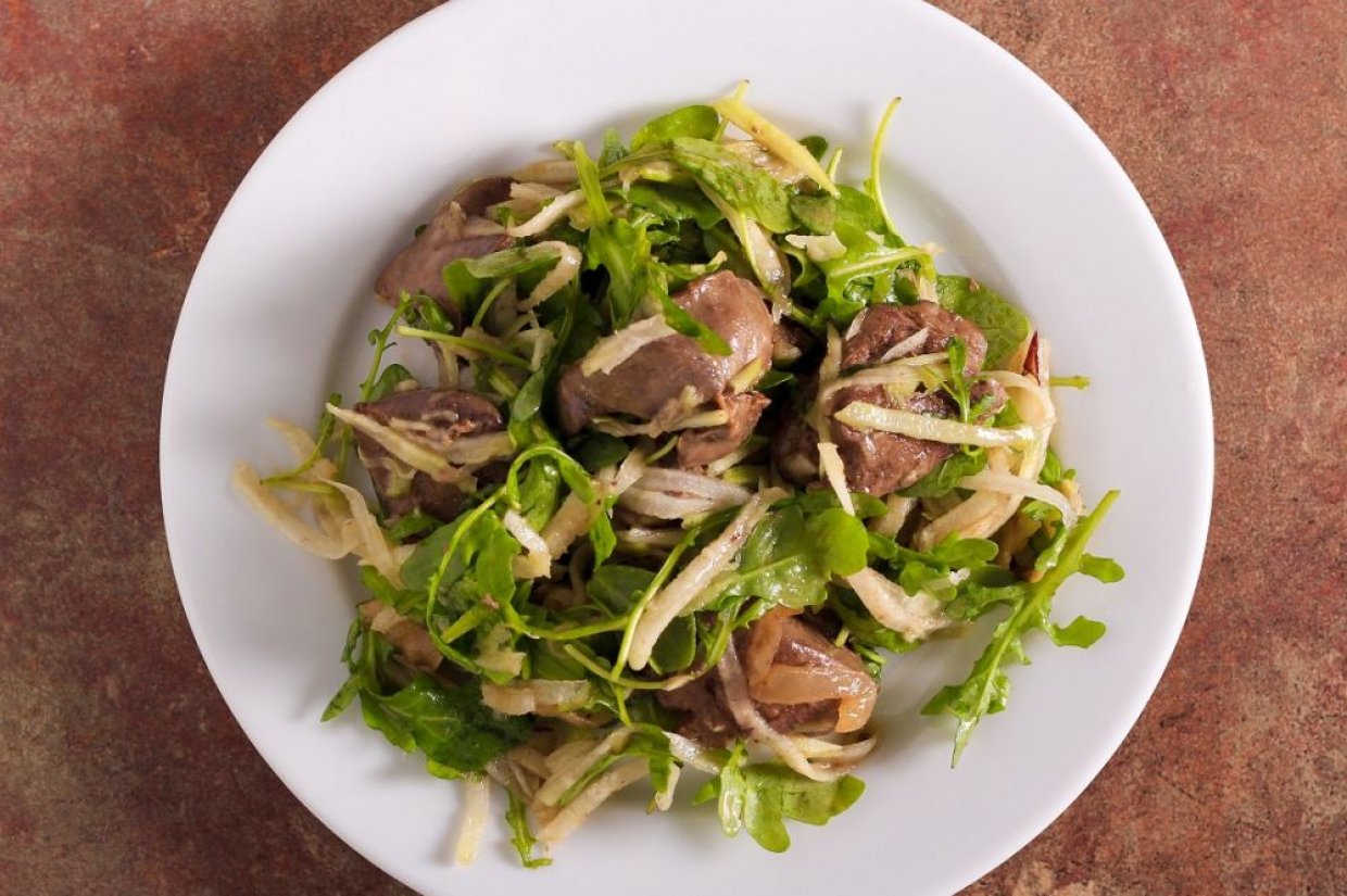 Салат из куриной печени, кольраби и рукколы Салат из куриной печени, кольраби и рукколы