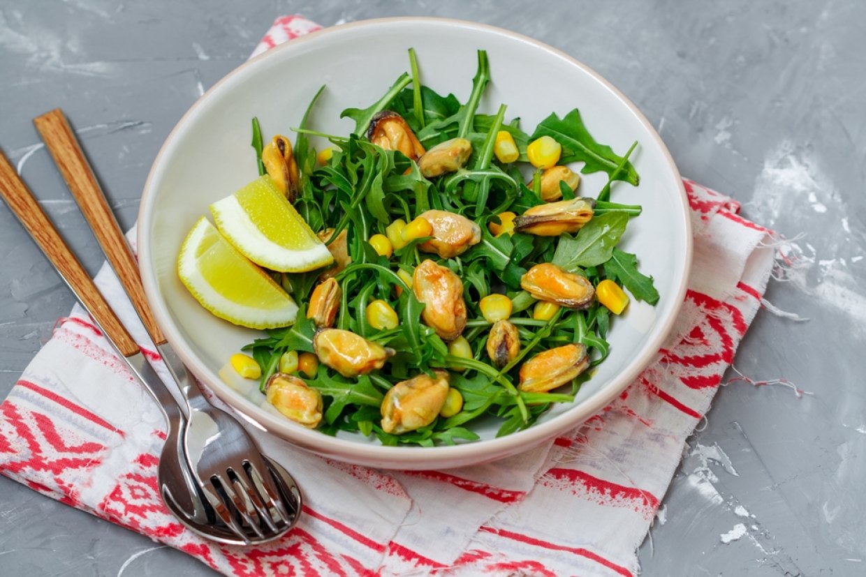 Салат с мидиями и кукурузой Салат с мидиями и кукурузой
