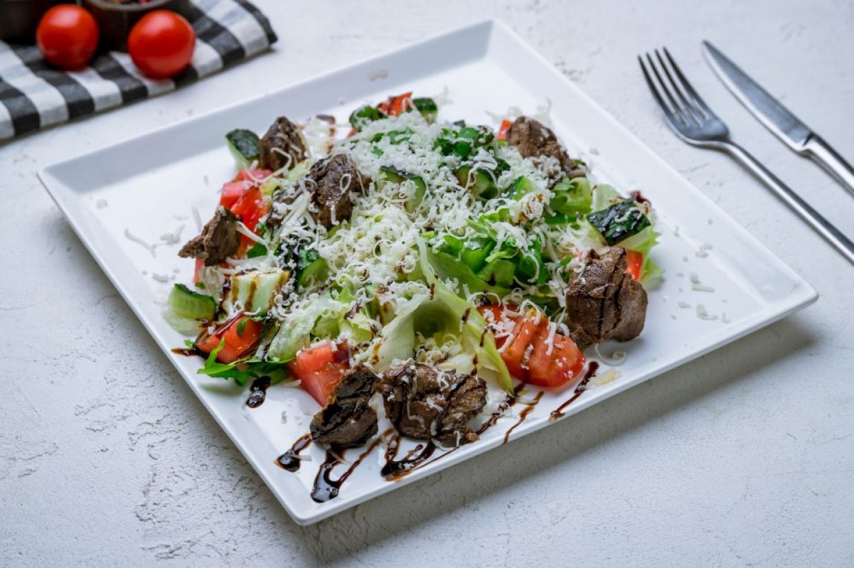 Салат из жареной куриной печени, огурцов и помидоров Салат из жареной куриной печени, огурцов и помидоров