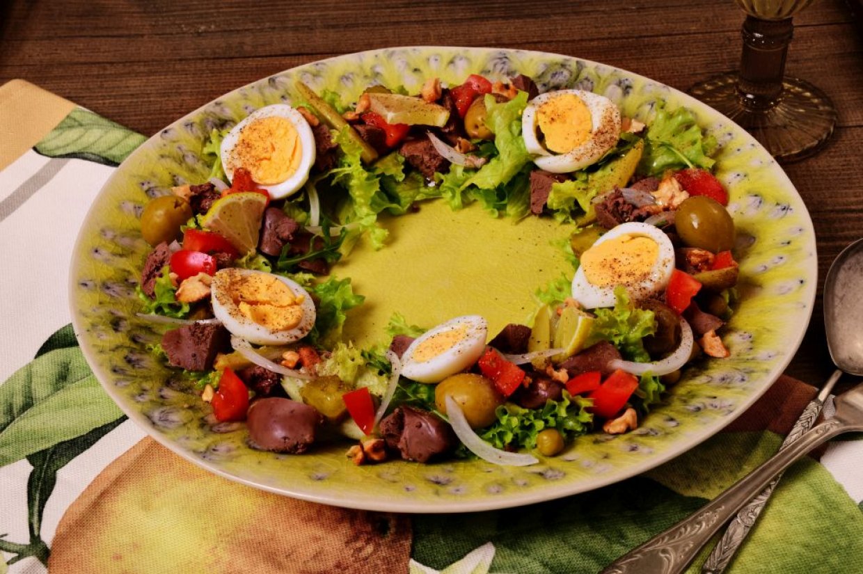Салат с куриной печенью, перепелиными яйцами и овощами Салат с куриной печенью, перепелиными яйцами и овощами