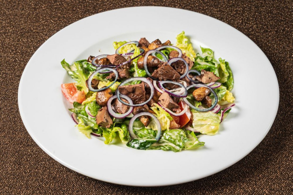Салат с куриной печенью, болгарским перцем и луком Салат с куриной печенью, болгарским перцем и луком