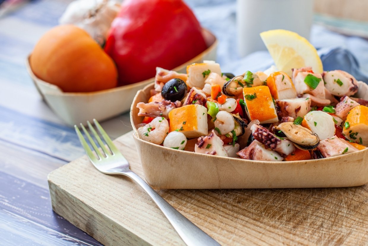 Морской салат с крабовыми палочками Морской салат с крабовыми палочками