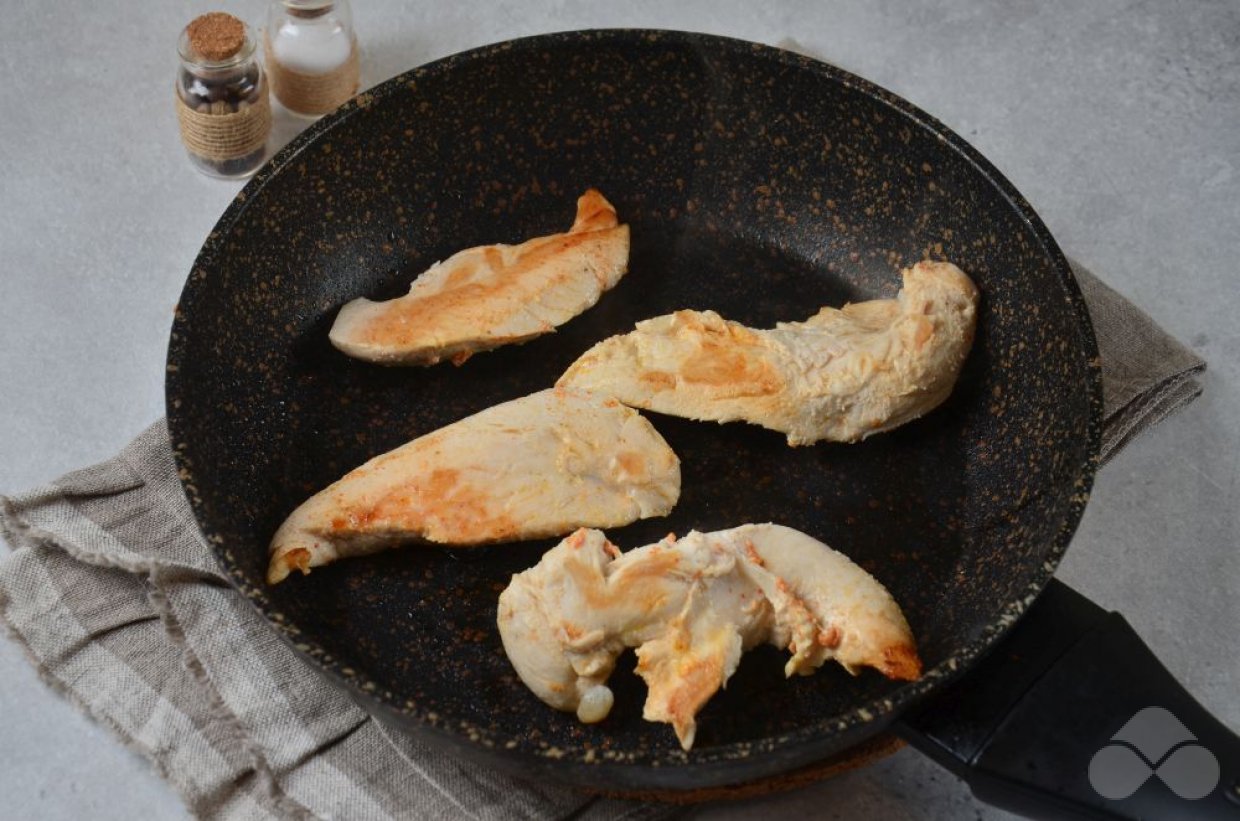 Мясной салат из курицы, помидоров черри и зелени – фото приготовления рецепта, шаг 1