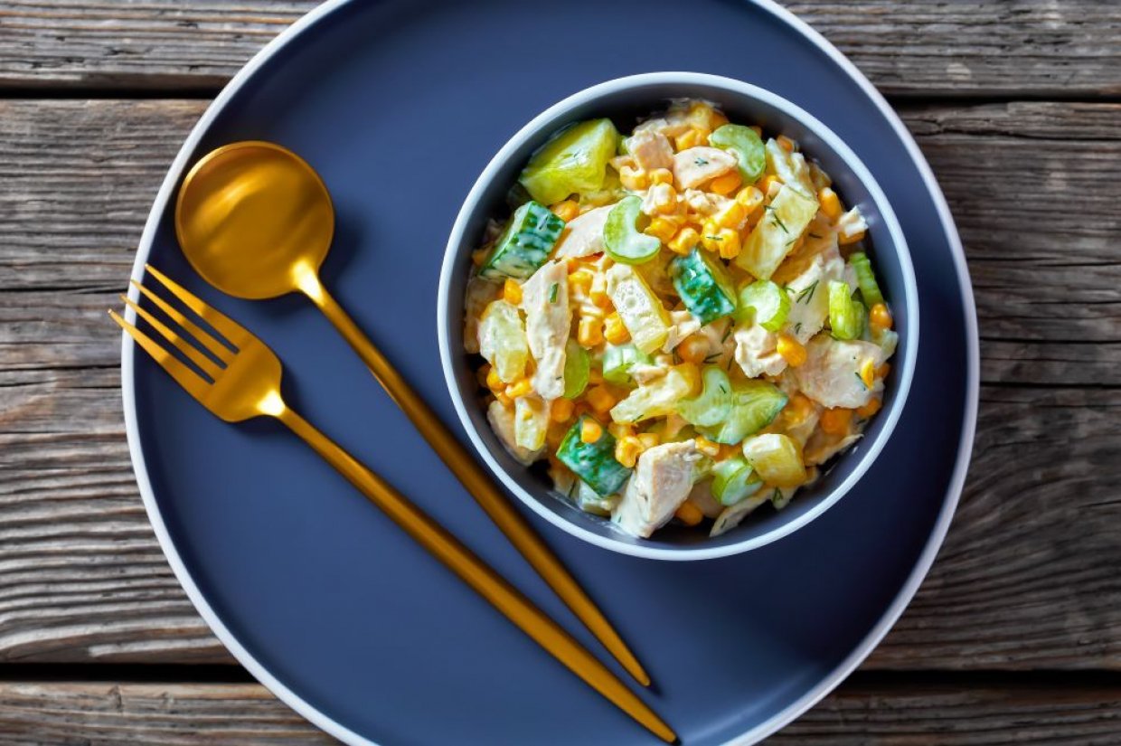 Мясной салат с курицей, сельдереем и ананасами Мясной салат с курицей, сельдереем и ананасами