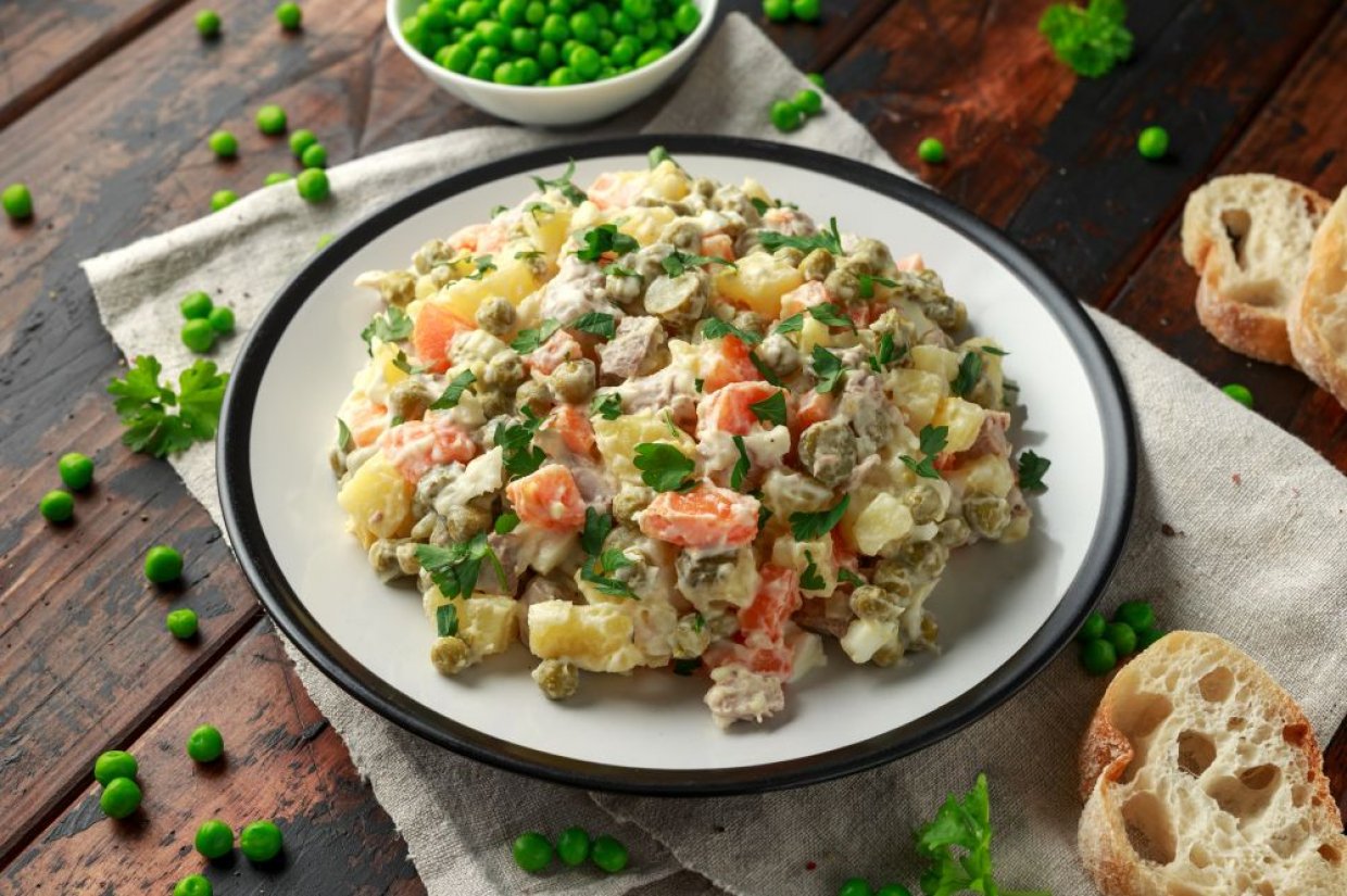 Мясной салат с маринованными огурцами, зеленым горошком и вареными овощами Мясной салат с маринованными огурцами, зеленым горошком и вареными овощами