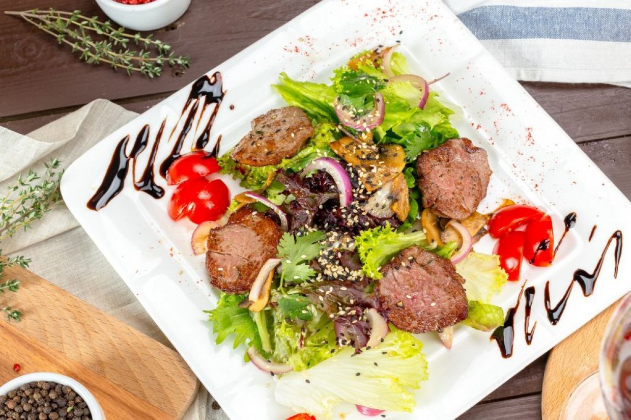 Мясной салат из говядины, овощей и жареных шампиньонов Мясной салат из говядины, овощей и жареных шампиньонов