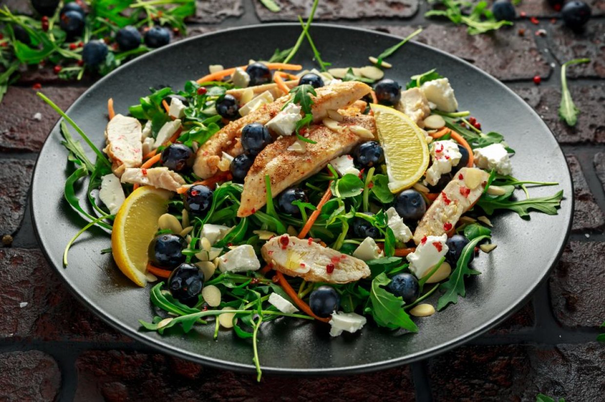 Салат из мяса, феты, рукколы и черники Салат из мяса, феты, рукколы и черники