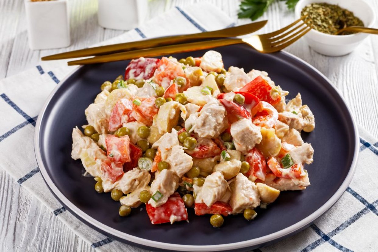 Мясной салат с курицей, маринованными грибами и овощами Мясной салат с курицей, маринованными грибами и овощами