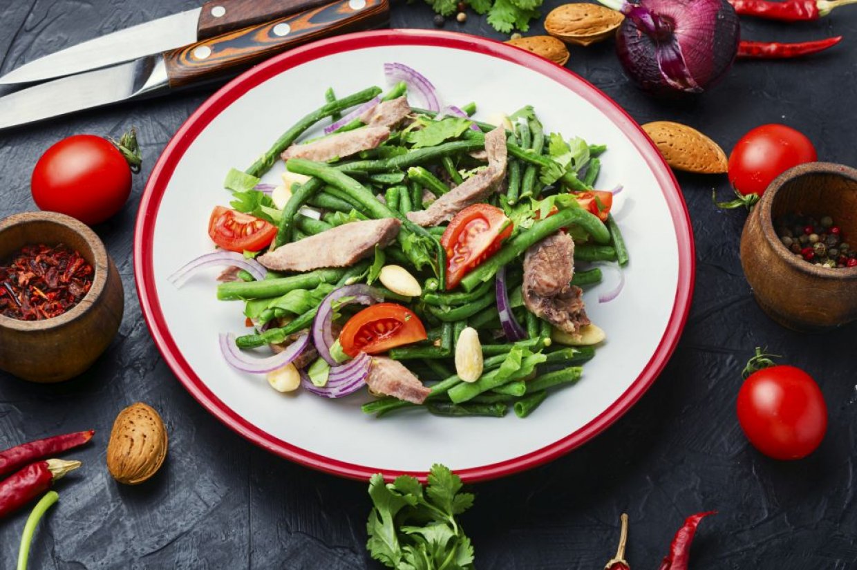 Салат с мясом, стручковой фасолью, помидорами и луком Салат с мясом, стручковой фасолью, помидорами и луком