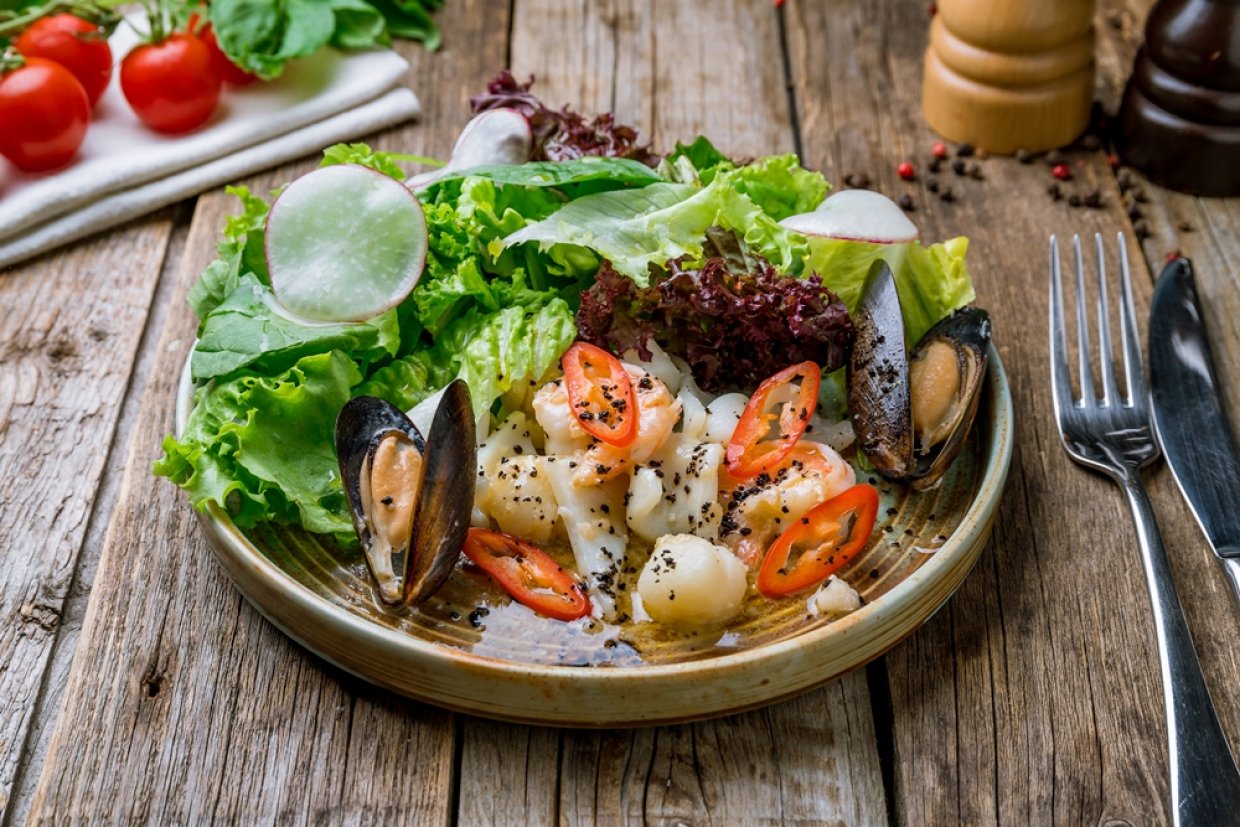 Салат с морепродуктами и редисом