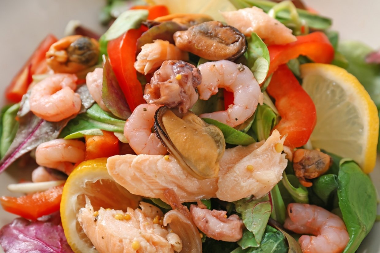 Салат с морепродуктами и лососем Салат с морепродуктами и лососем