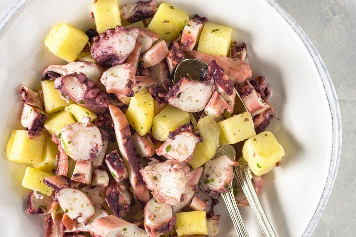 Салат с морепродуктами и картошкой Салат с морепродуктами и картошкой