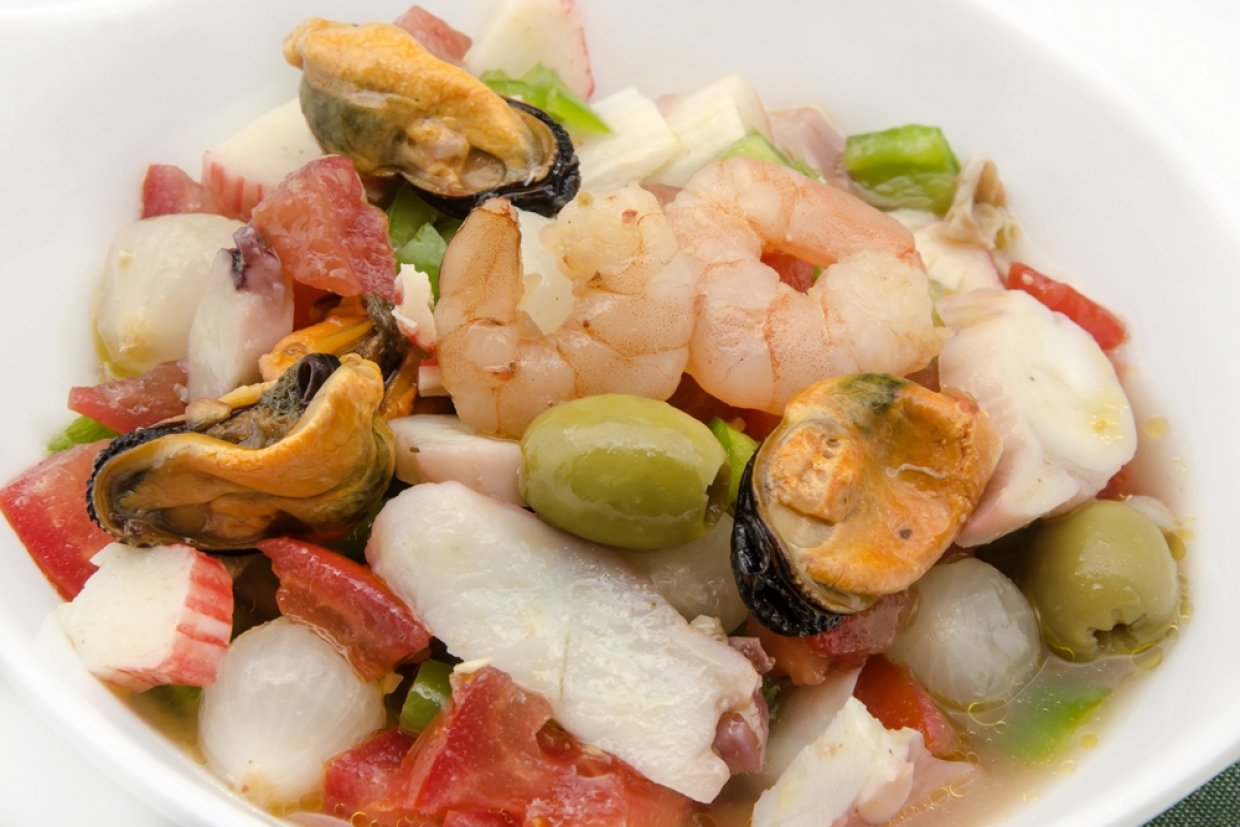 Салат с морепродуктами и крабовыми палочками Салат с морепродуктами и крабовыми палочками