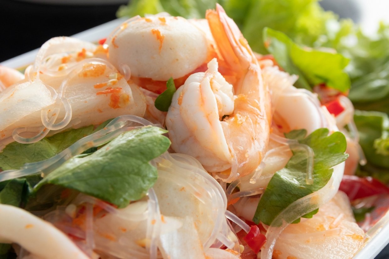 Салат с фунчозой и морским коктейлем Салат с фунчозой и морским коктейлем