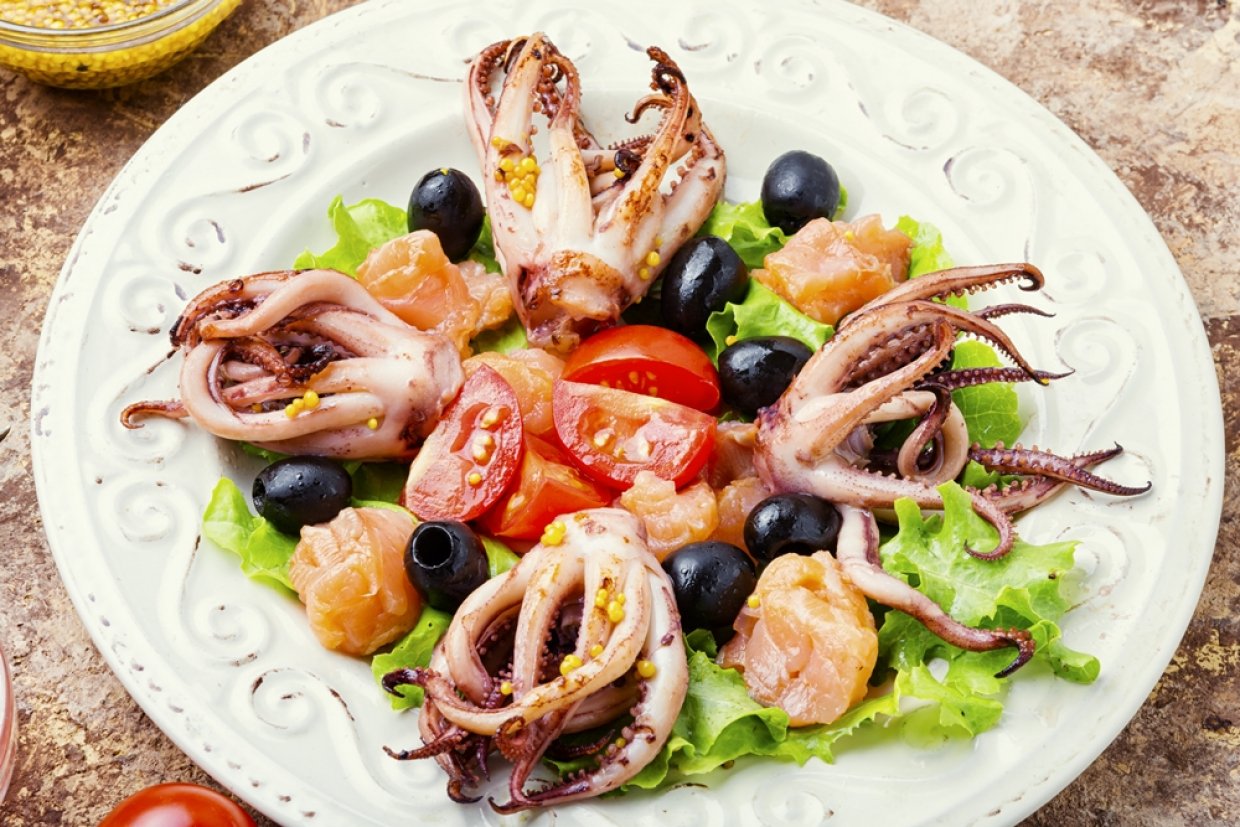 Салат с морепродуктами и маслинами Салат с морепродуктами и маслинами