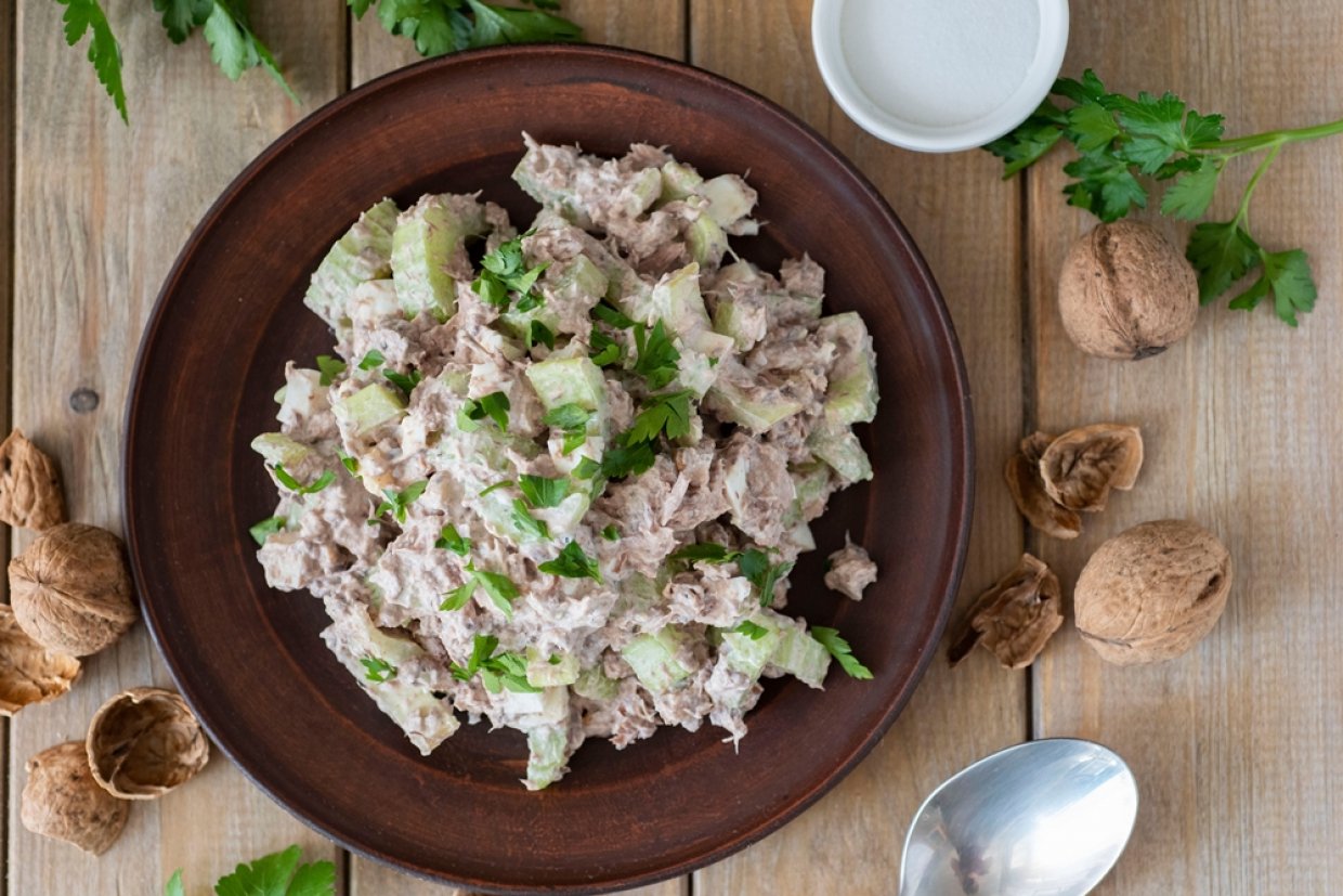 Салат с рыбой и сельдереем Салат с рыбой и сельдереем
