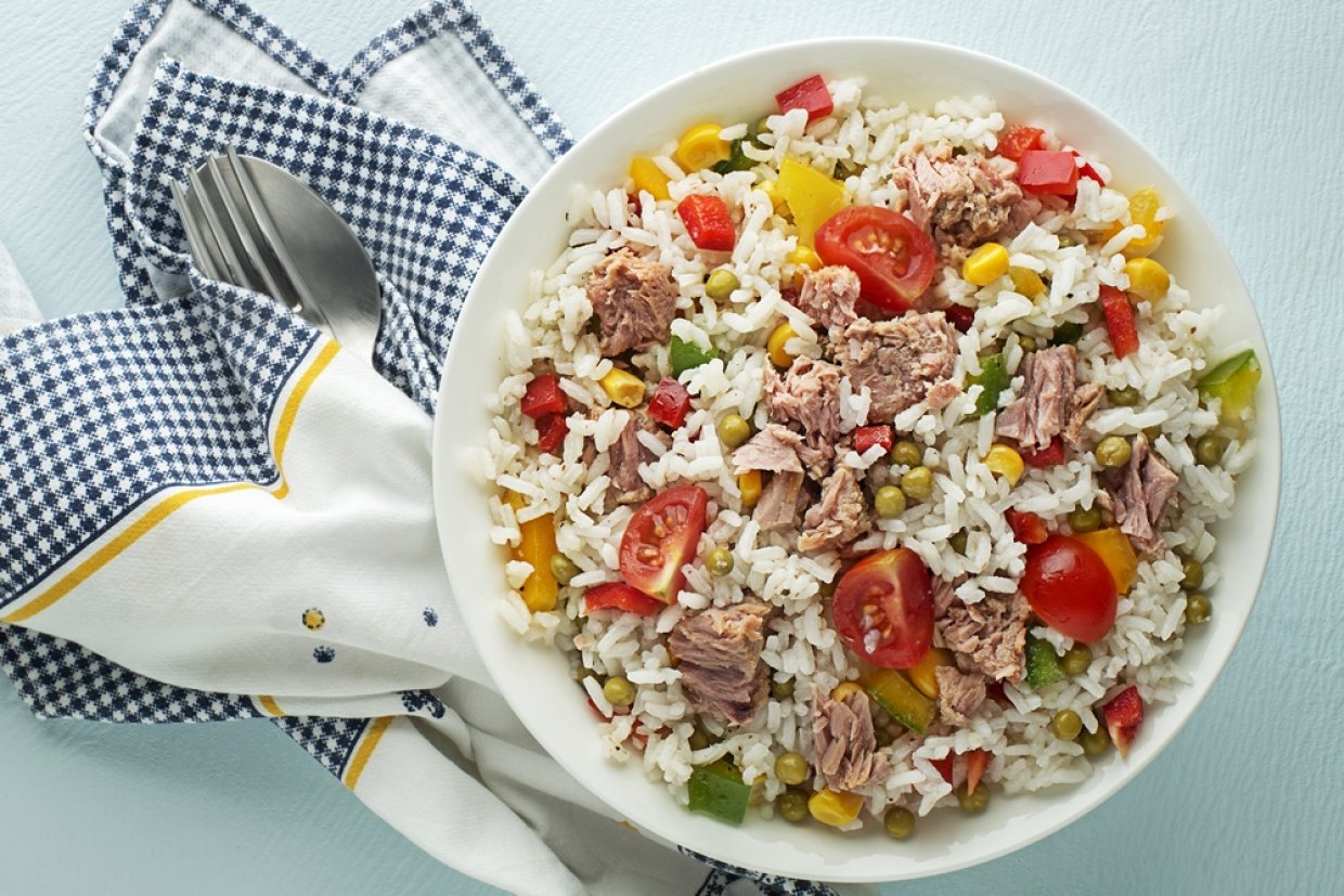 Салат с рисом и рыбными консервами Салат с рисом и рыбными консервами