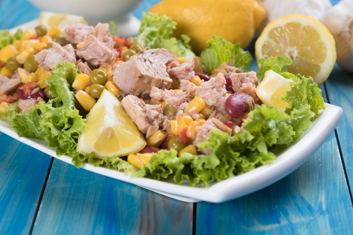 Салат с рыбой, кукурузой и горошком Салат с рыбой, кукурузой и горошком