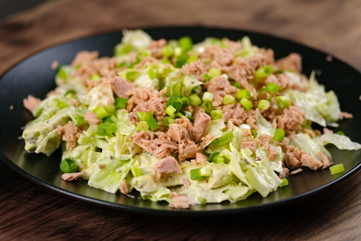 Салат с пекинской капустой и рыбными консервами Салат с пекинской капустой и рыбными консервами