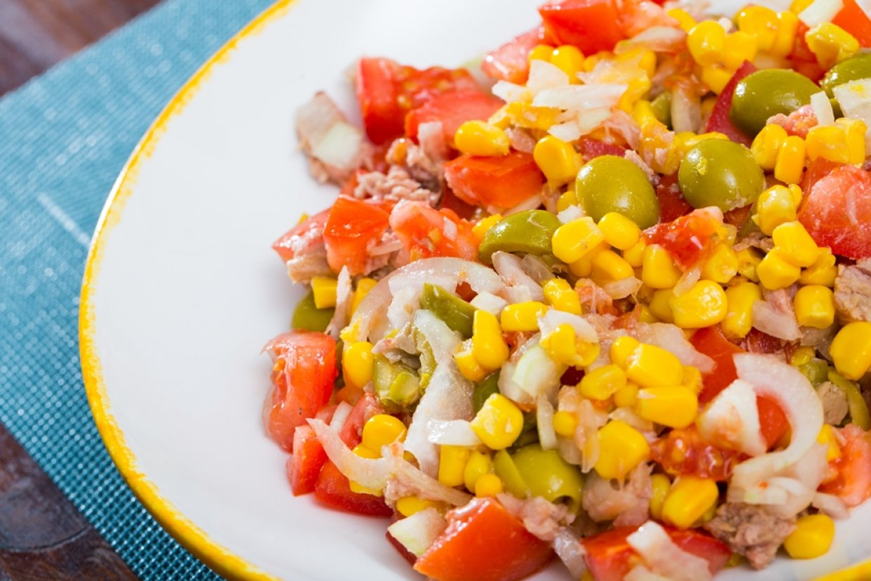 Салат с рыбными консервами и кукурузой Салат с рыбными консервами и кукурузой