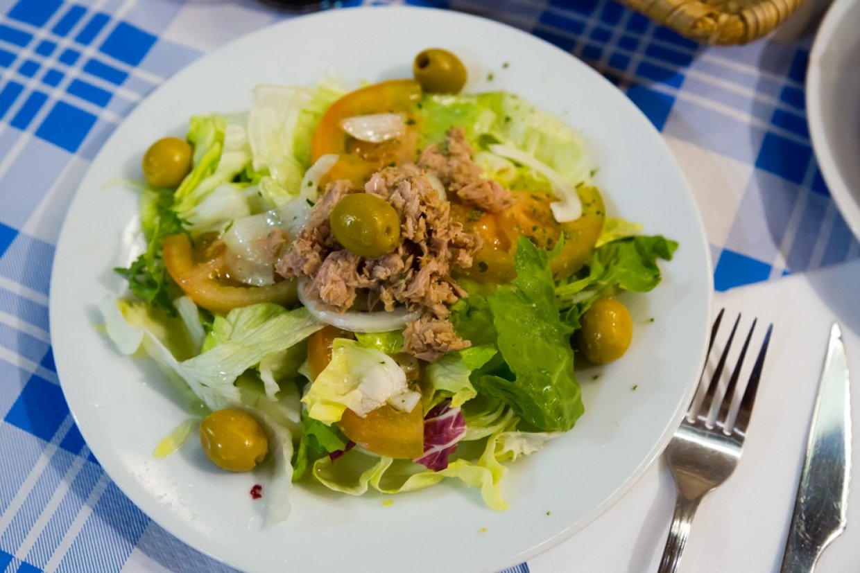 Салат с рыбными консервами и желтыми помидорами Салат с рыбными консервами и желтыми помидорами