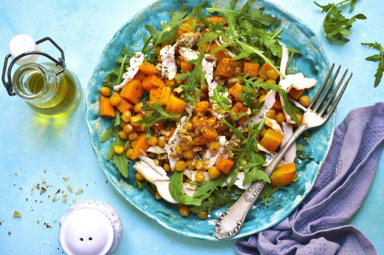 Теплый салат с мясом, тыквой, нутом и рукколой Теплый салат с мясом, тыквой, нутом и рукколой