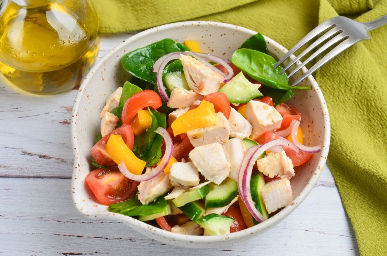 Мясной салат с курицей, шпинатом и овощами Мясной салат с курицей, шпинатом и овощами