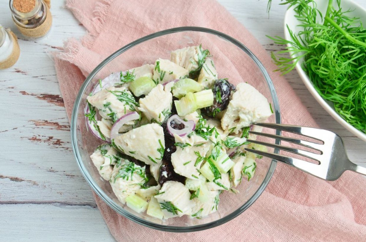Мясной салат с курицей, сельдереем и вяленой клюквой Мясной салат с курицей, сельдереем и вяленой клюквой