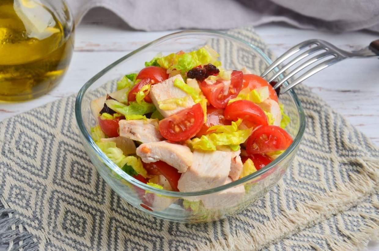 Салат с куриным мясом, пекинской капустой, помидорами и клюквой Салат с куриным мясом, пекинской капустой, помидорами и клюквой
