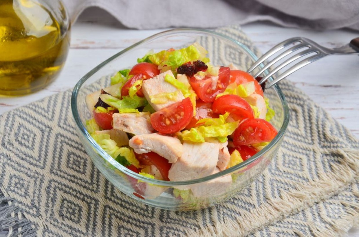Салат с куриным мясом, пекинской капустой, помидорами и клюквой