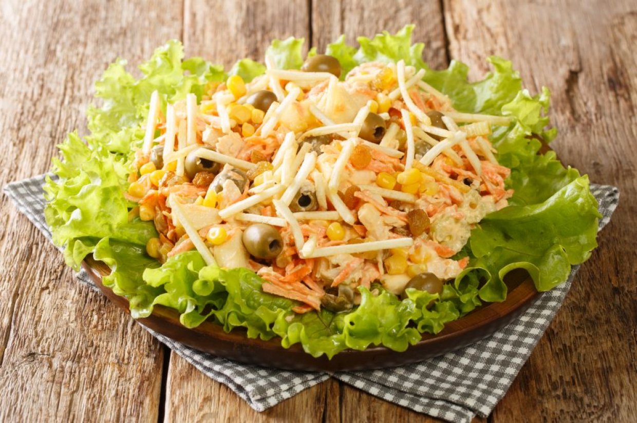 Мясной салат с курицей, жареным картофелем и оливками Мясной салат с курицей, жареным картофелем и оливками