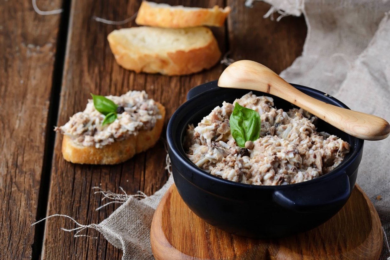 Рыбный салат с яйцами Рыбный салат с яйцами