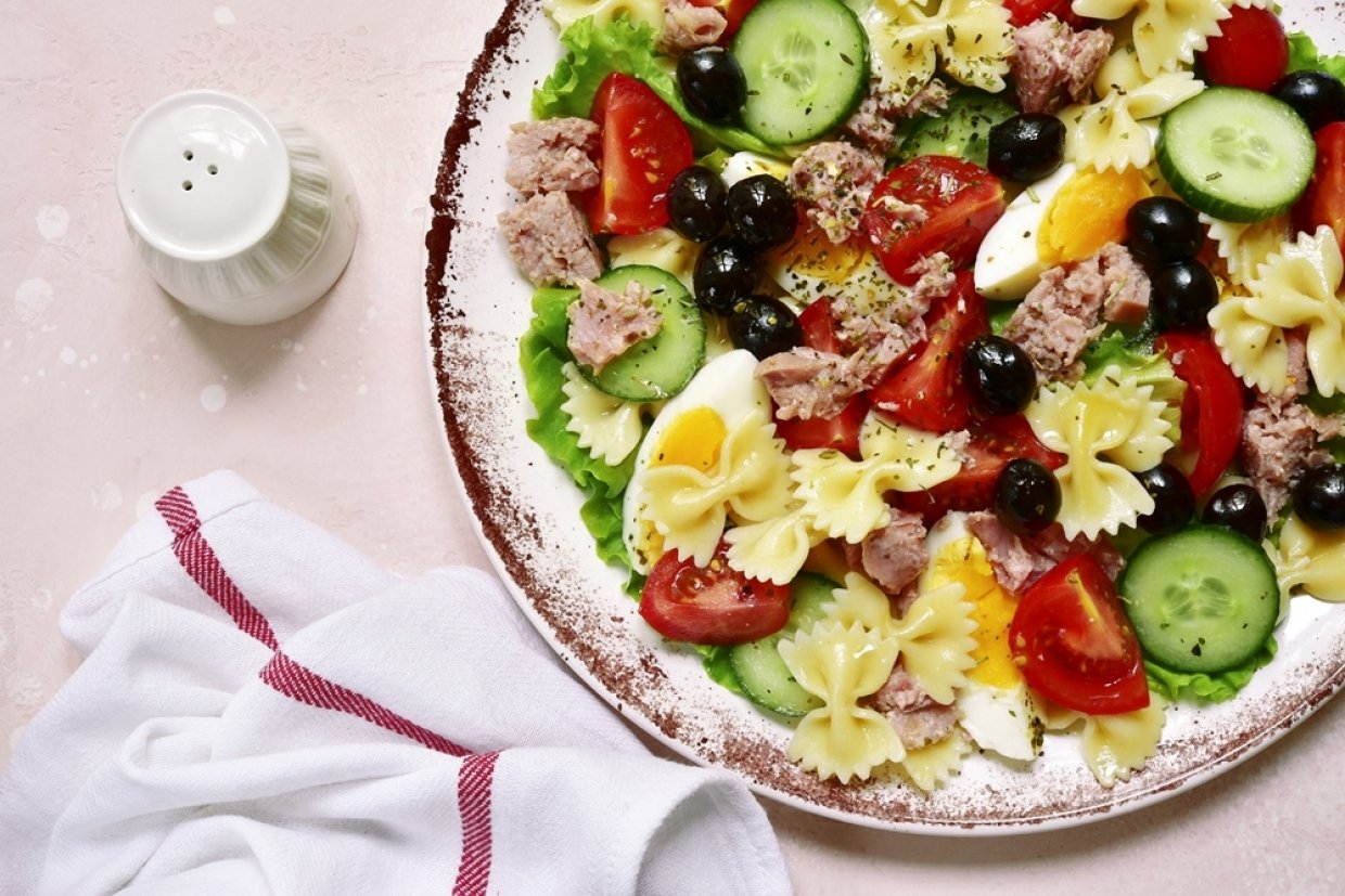 Салат с макаронами, овощами и рыбой Салат с макаронами, овощами и рыбой