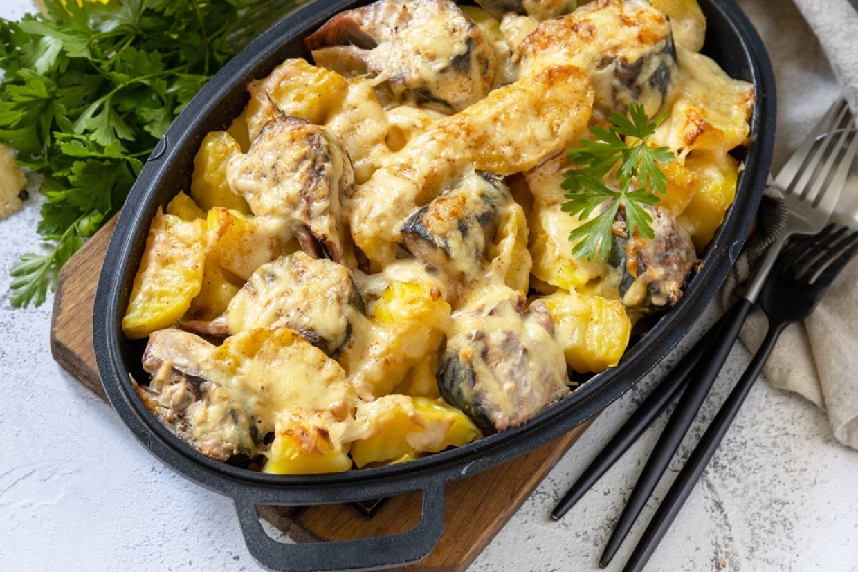 Запеченная скумбрия с картошкой под сыром Запеченная скумбрия с картошкой под сыром