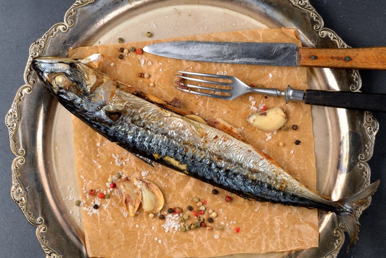 Скумбрия с чесноком в духовке Скумбрия с чесноком в духовке