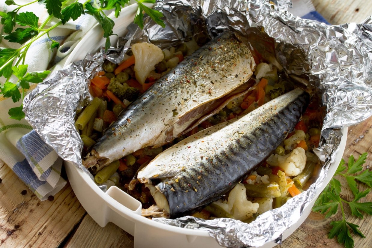 Скумбрия с овощным миксом в духовке