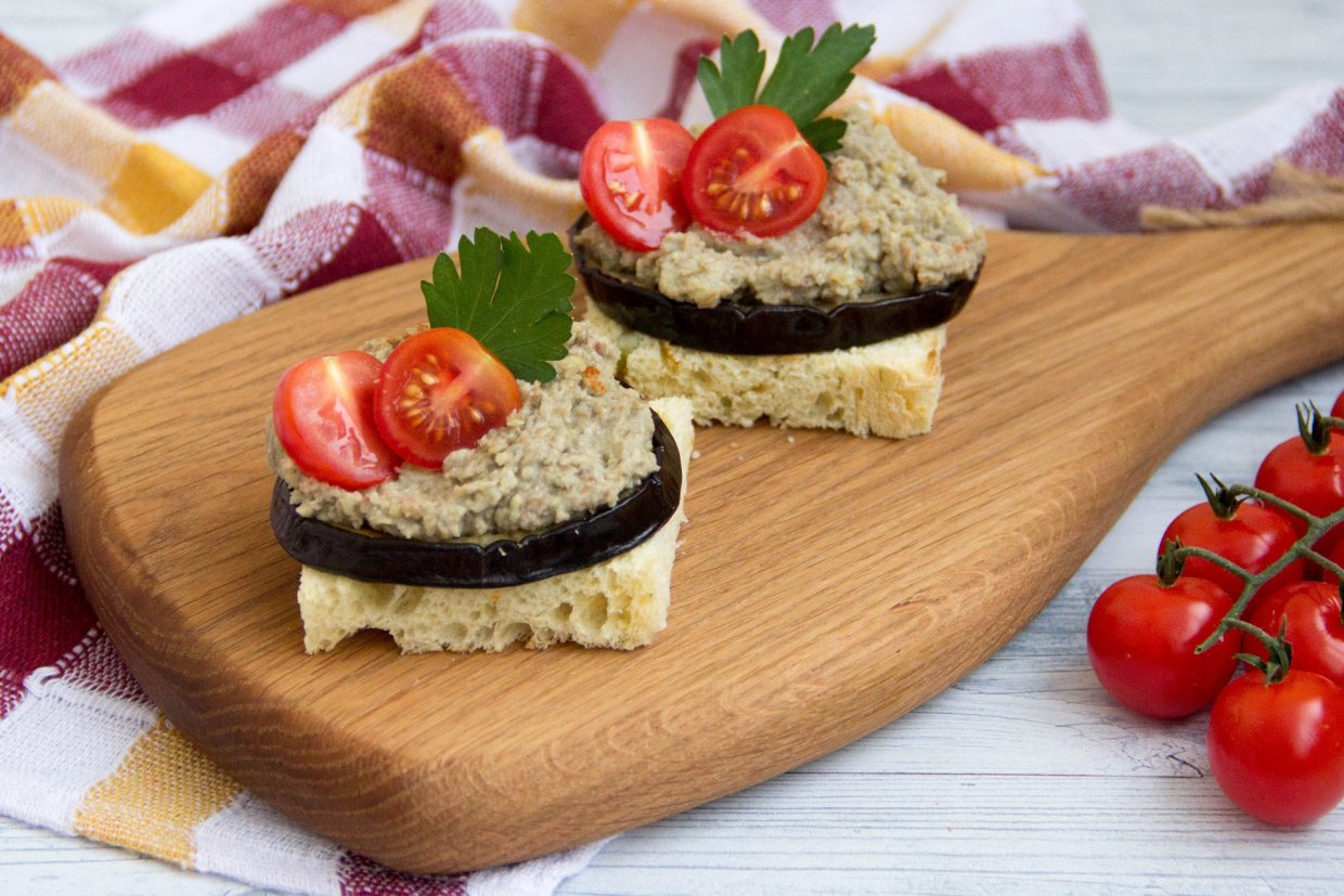 Закуска из баклажанов и хумуса Закуска из баклажанов и хумуса