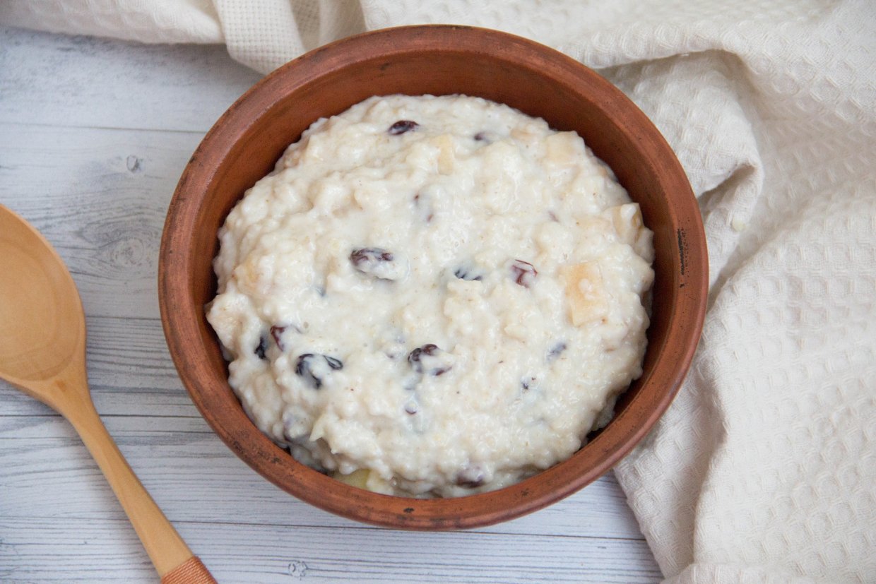 Овсяная каша с яблоком и изюмом в мультиварке Овсяная каша с яблоком и изюмом в мультиварке
