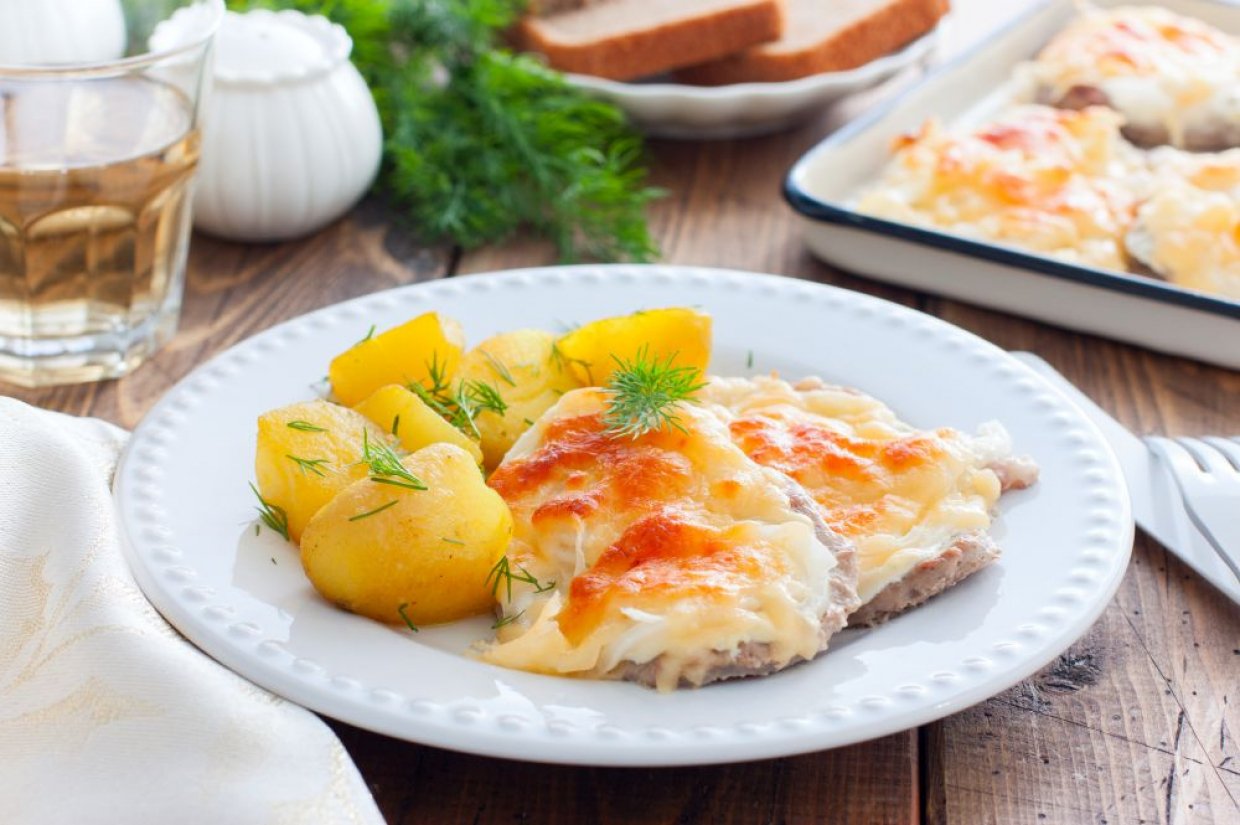 Свиные отбивные с сыром и майонезом в духовке Свиные отбивные с сыром и майонезом в духовке