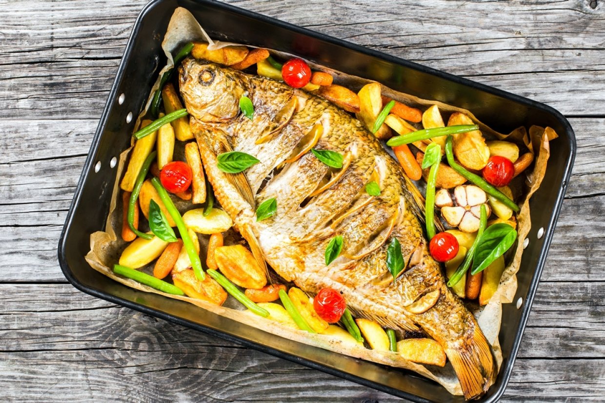 Запеченный карась с овощами Запеченный карась с овощами