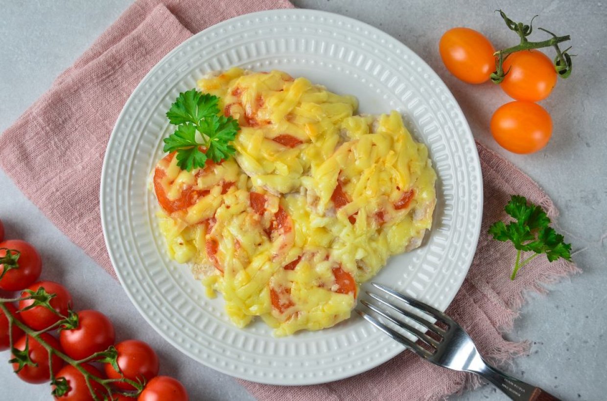 Запеченные куриные отбивные с помидорами и сыром Запеченные куриные отбивные с помидорами и сыром