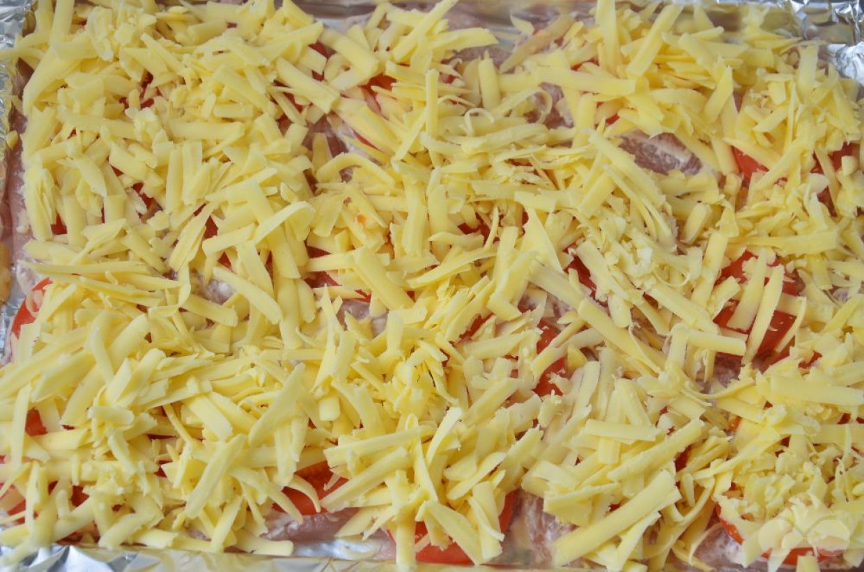 Запеченные куриные отбивные с помидорами и сыром – фото приготовления рецепта, шаг 5