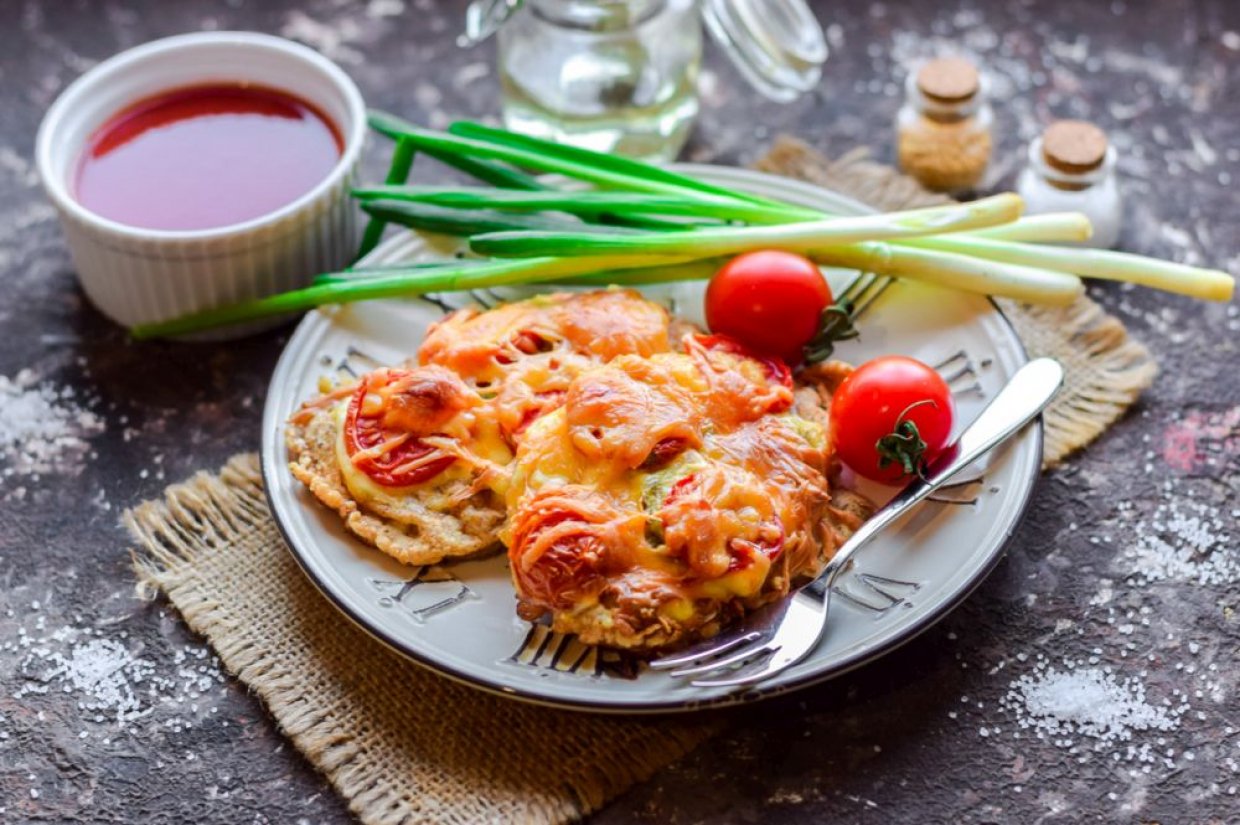 Запеченные отбивные из курицы с кабачками, помидорами черри и сыром Запеченные отбивные из курицы с кабачками, помидорами черри и сыром