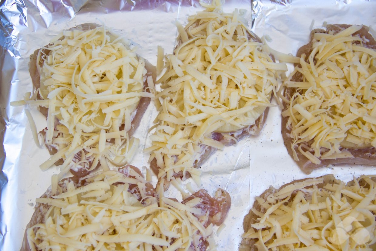 Отбивные из курицы с ананасами и сыром в духовке – фото приготовления рецепта, шаг 5