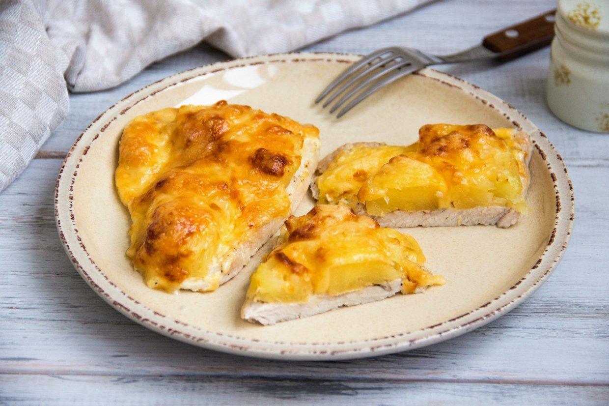 Отбивные из индейки с ананасами и сыром в духовке Отбивные из индейки с ананасами и сыром в духовке
