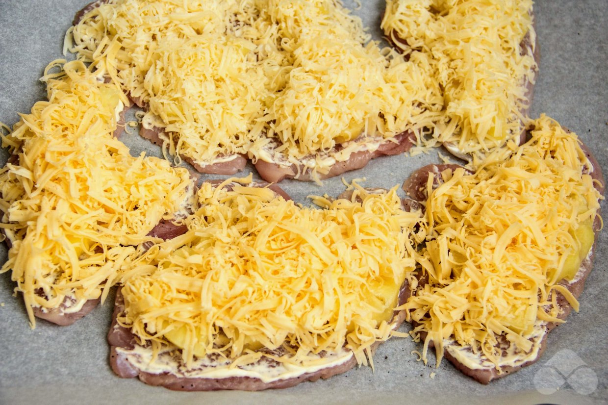 Отбивные из индейки с ананасами и сыром в духовке – фото приготовления рецепта, шаг 6
