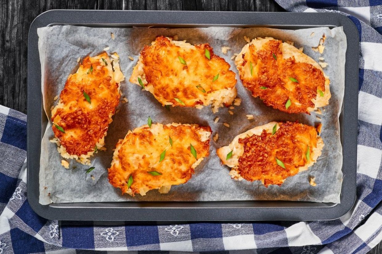 Куриные отбивные с ананасами, чесноком и сыром в духовке Куриные отбивные с ананасами, чесноком и сыром в духовке
