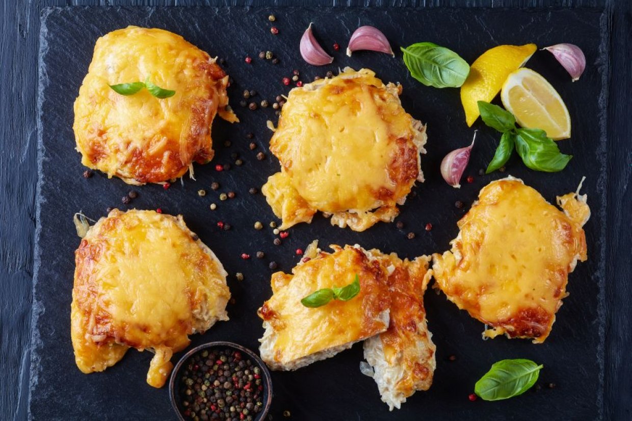 Свиные отбивные с ананасами, майонезом и сыром в духовке Свиные отбивные с ананасами, майонезом и сыром в духовке
