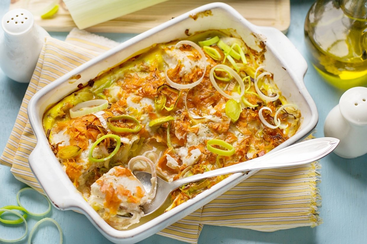 Запеченный хек с картошкой и морковью
